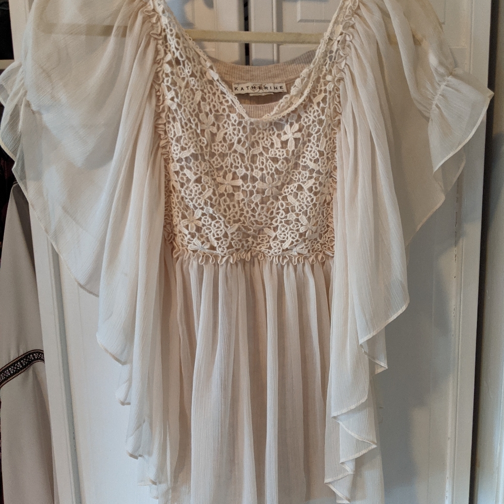 Vintage flowy beige top with lace details